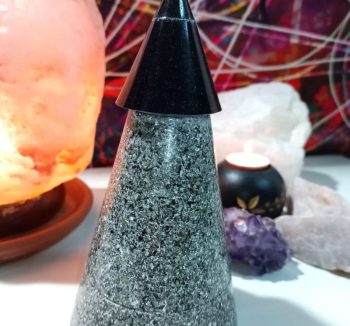 Orgonit-Pyramidenkegel 838 gr. mit Magnetitspitze