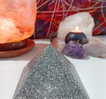 Super große Pyramide Orgonit 4 Seiten 550 gr.