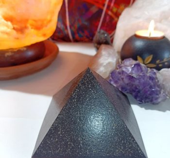 Exklusive große Orgonit-Pyramide 4 Seiten IRON CHIP 300 gr