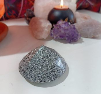 Große Diamantpyramide Orgonit 110 gr.