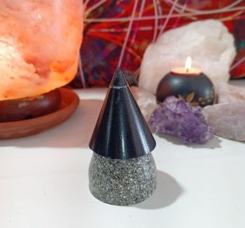 Orgonit-Pyramide kleiner Kegel ALUMINIUM CHIP mit Magnetit-Spitze 150 GR