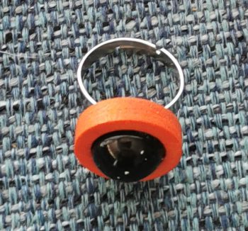 Schungitringe aus orangefarbenem oder beigem Holz.