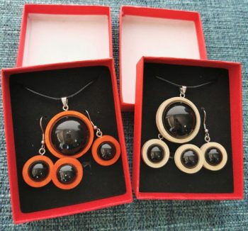 Schungitring, Ohrringe und Anhänger aus orangefarbenem oder beigem Holz.