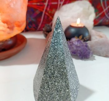 Fünfeckige Pyramide Orgonit 220 gr Gewicht.